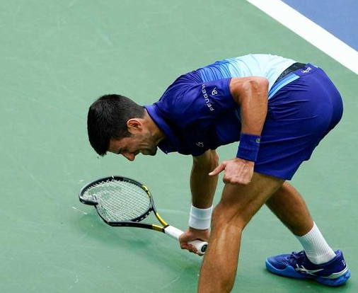 Novak Djokovič na Wimbledone od hnevu zničil raketu